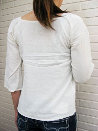シンプルデザインの柔らかなコットン生地のシャーリングシャツ
