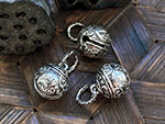 銀製の彫魚鈴