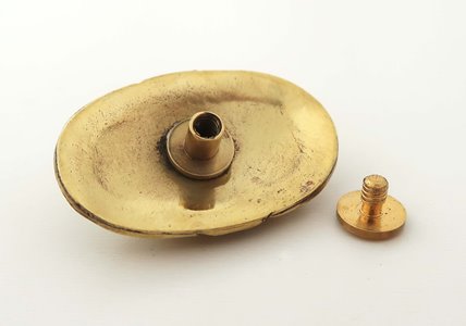 ターコイズとフェザー模様のスクリューコンチョ,インディアンジュエリーコンチョ装着横画像