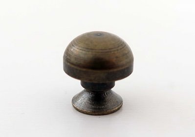 山型の金古美色スクリューコンチョ金具オスメス装着画像