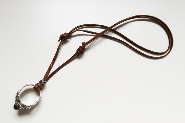 長さの調整できるリングを通した革紐ネックレスの作り方