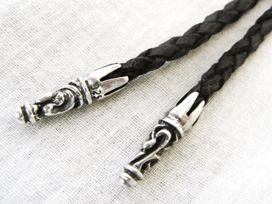 シルバー製革用エンド金具に革紐を入れた作品例