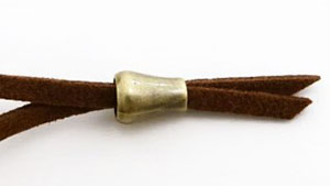 両端の穴の大きさが違う、紐を締めるメタルビーズの適合する革紐の例