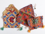 インドのカッチ地方のミラーワーク刺繍小物入れ