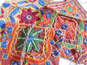 インドのカッチ地方のミラーワーク刺繍のアップ